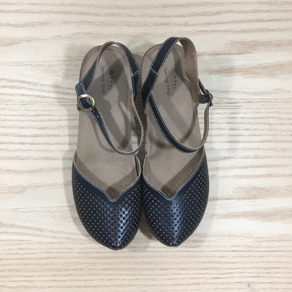 L'Artiste Style Lizzie close toe sandal w/ buckle